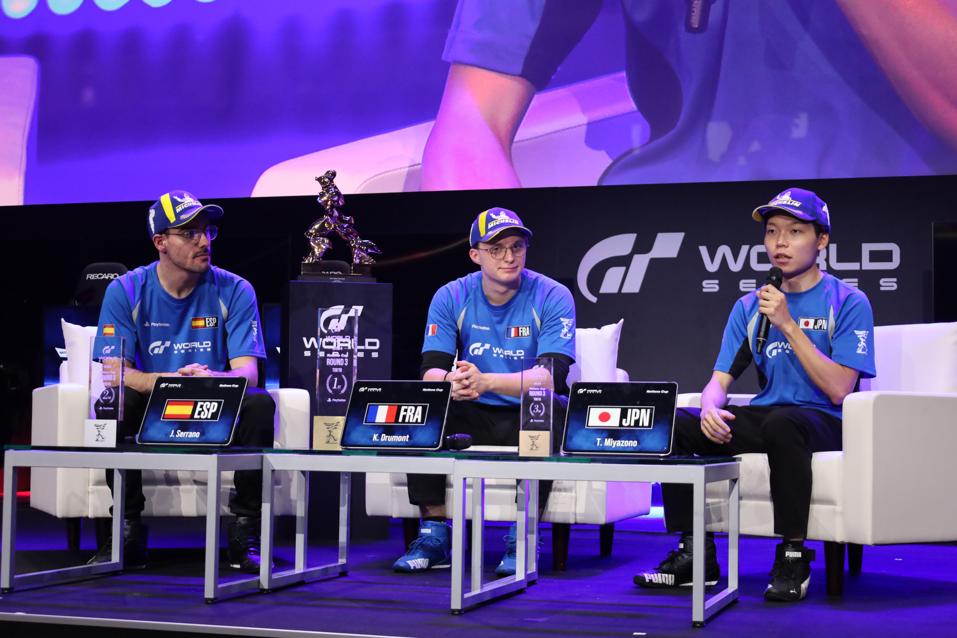 決勝レースについて振り返りを話す宮園選手