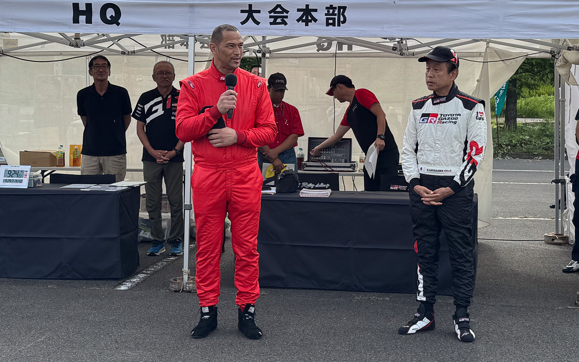 スポーツ庁長官 室伏広治氏（左）。日本を代表するスポーツマンでもある