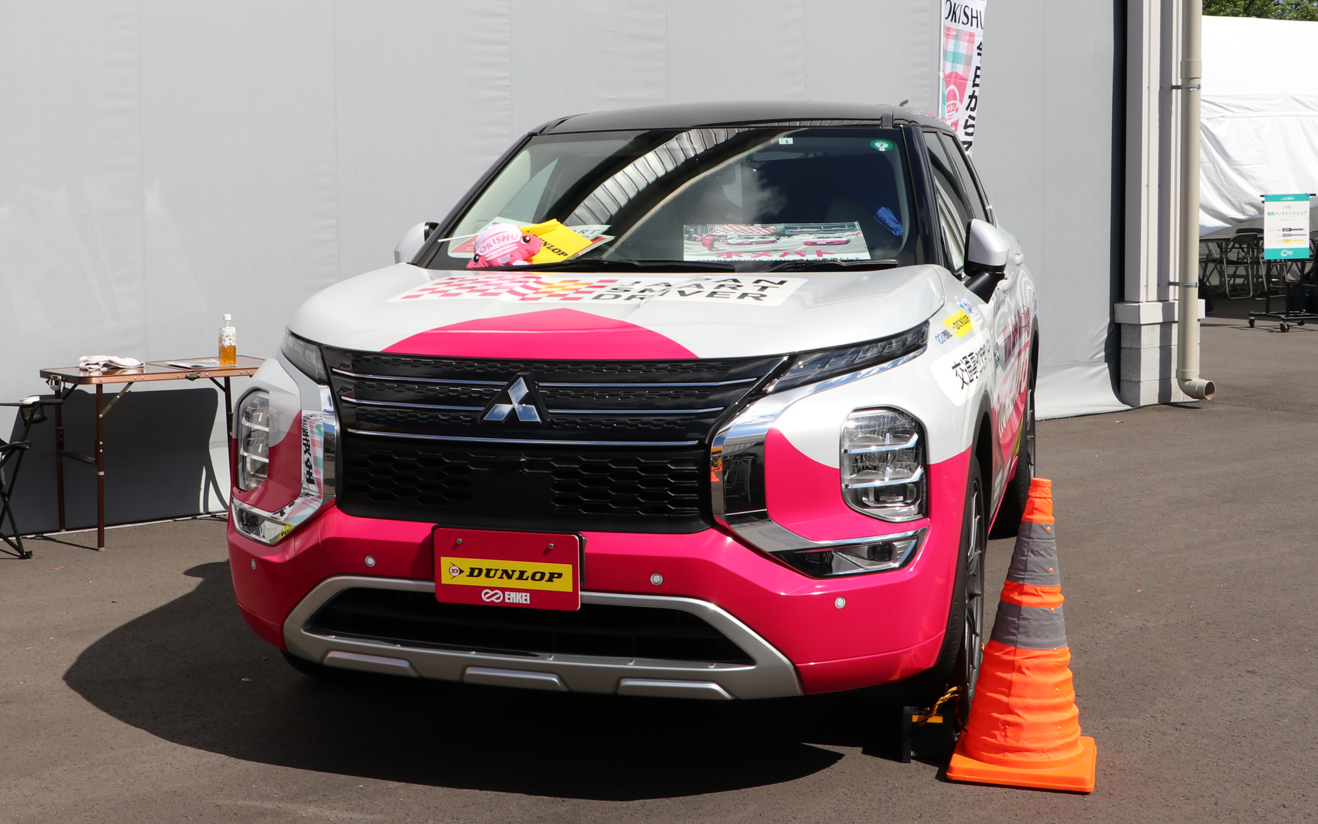 首都高でスマートな運転をしているとほめてくれるという通称「ほめパト」。三菱自動車のアウトランダーPHEVは5代目となる