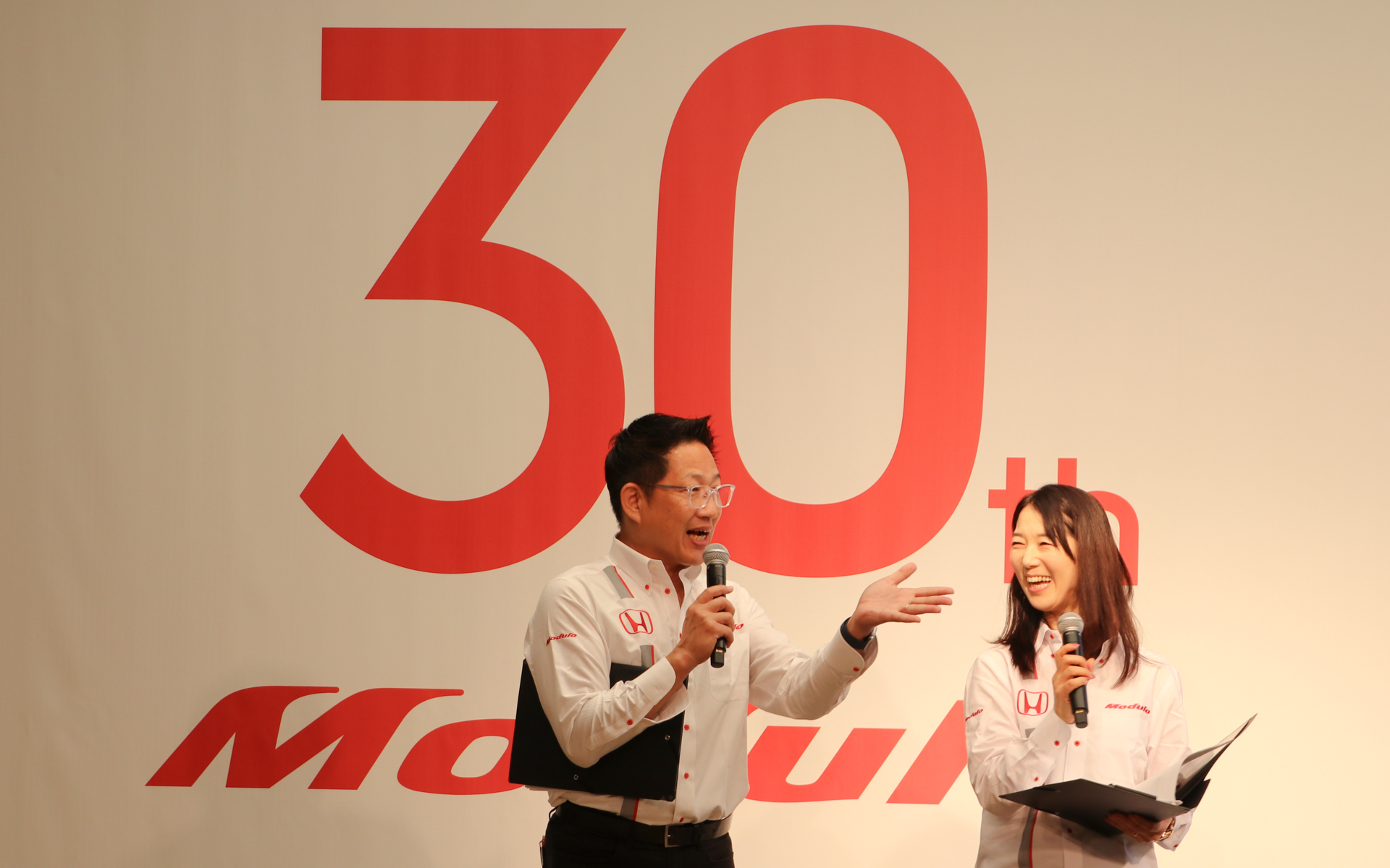 モータースポーツアナウンサーのピエール北川氏（左）と、カーライフジャーナリストのまるも亜希子氏（右）がMCを務めた