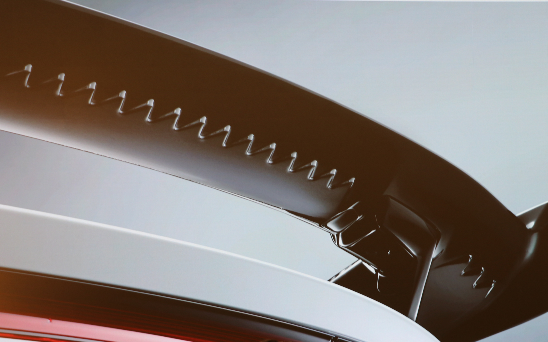 両端にある3つのシェブロンは特許を申請している