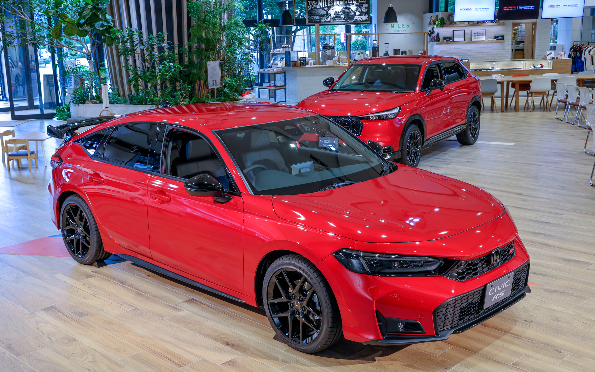 ホンダアクセスのテールゲートスポイラーを装着した新型シビックRS