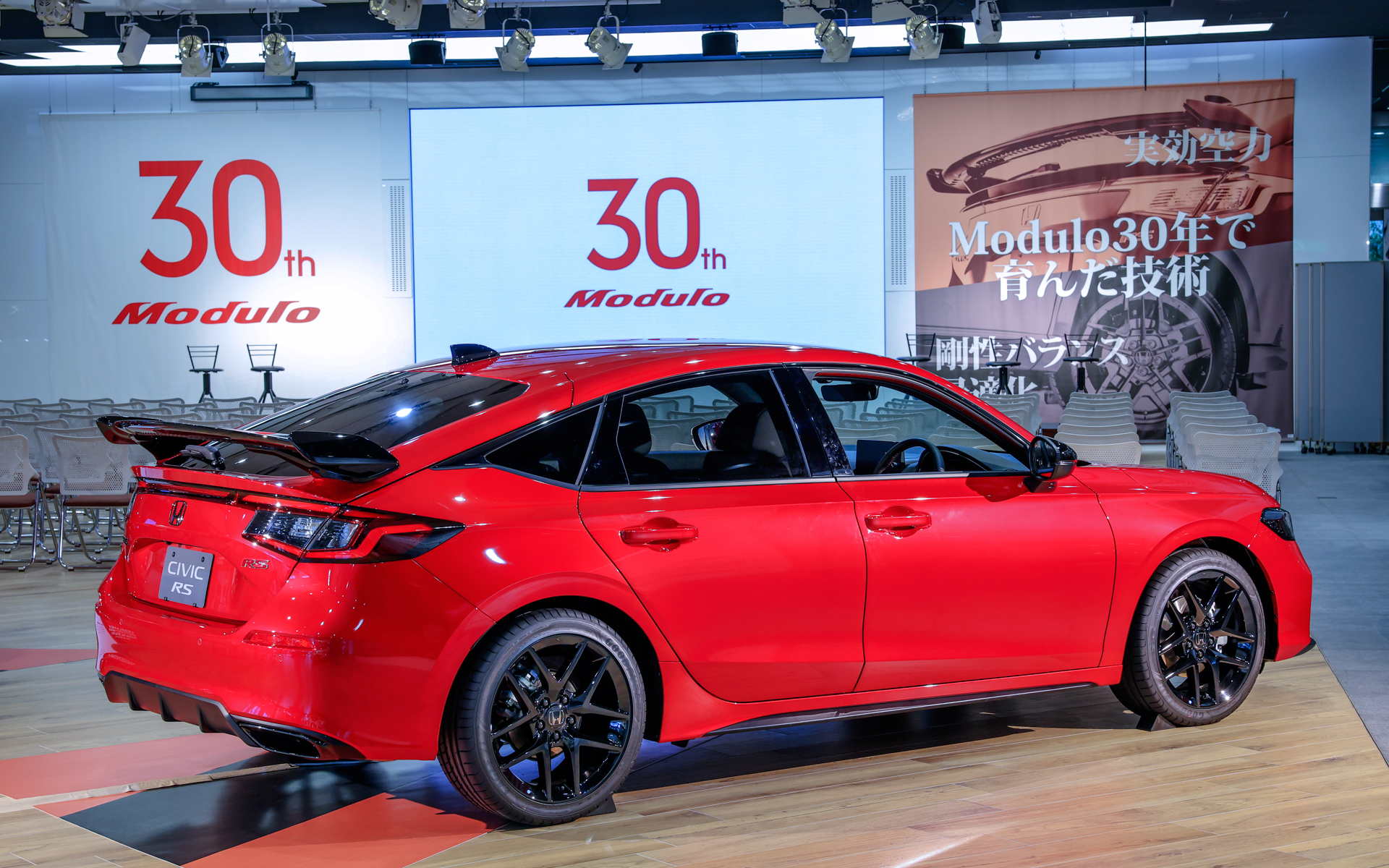 ホンダアクセスのテールゲートスポイラーを装着した新型シビックRS