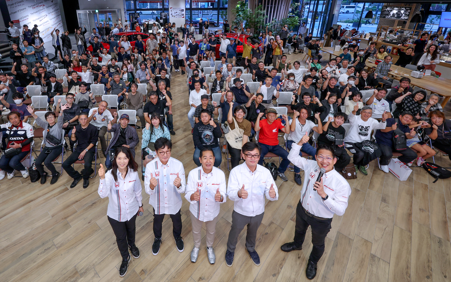 イベント最後には来場者と一緒に記念撮影。14時からのイベントだったが、10時前から並んでいるファンもいたという