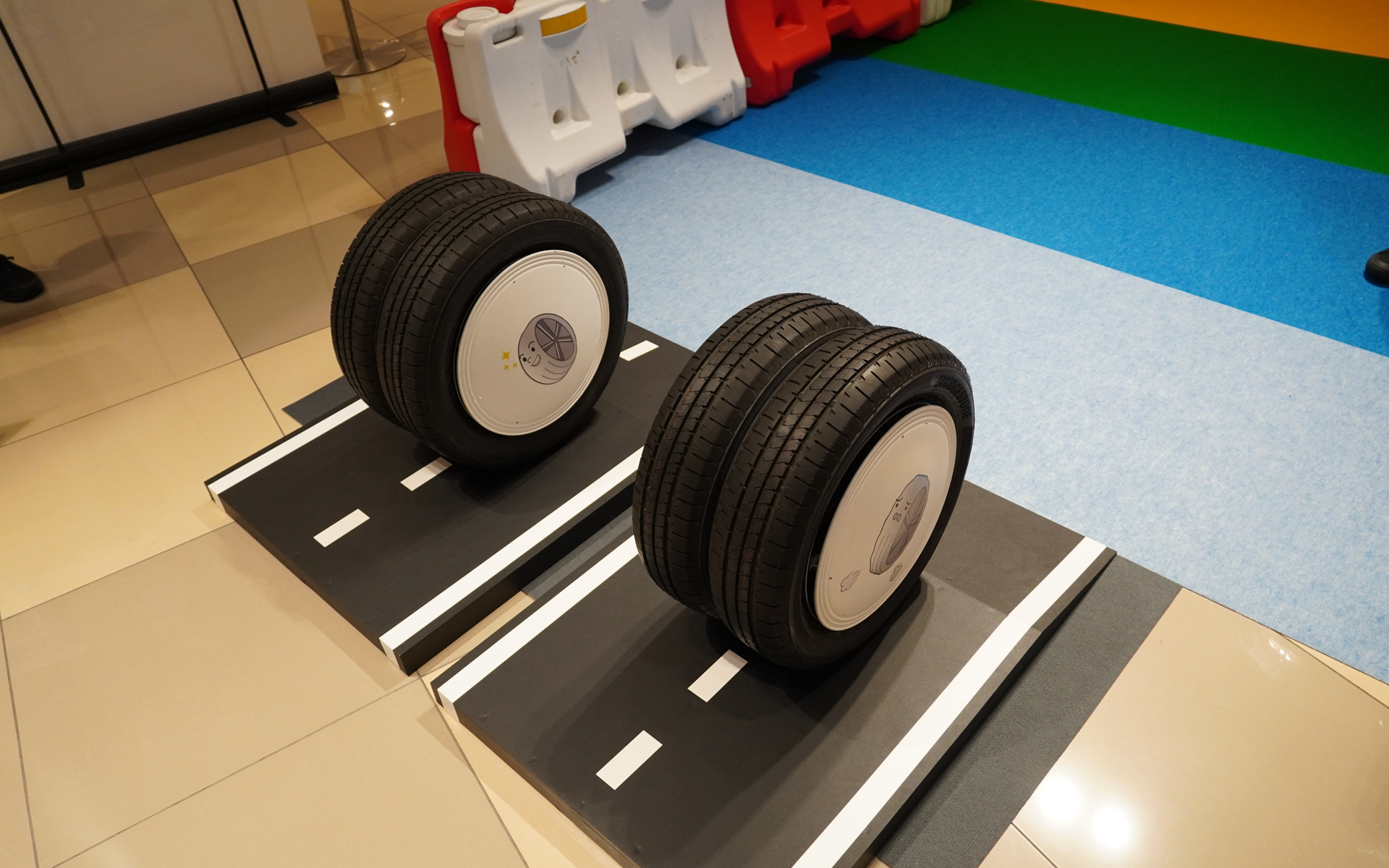 空気圧の差があるタイヤを転がす