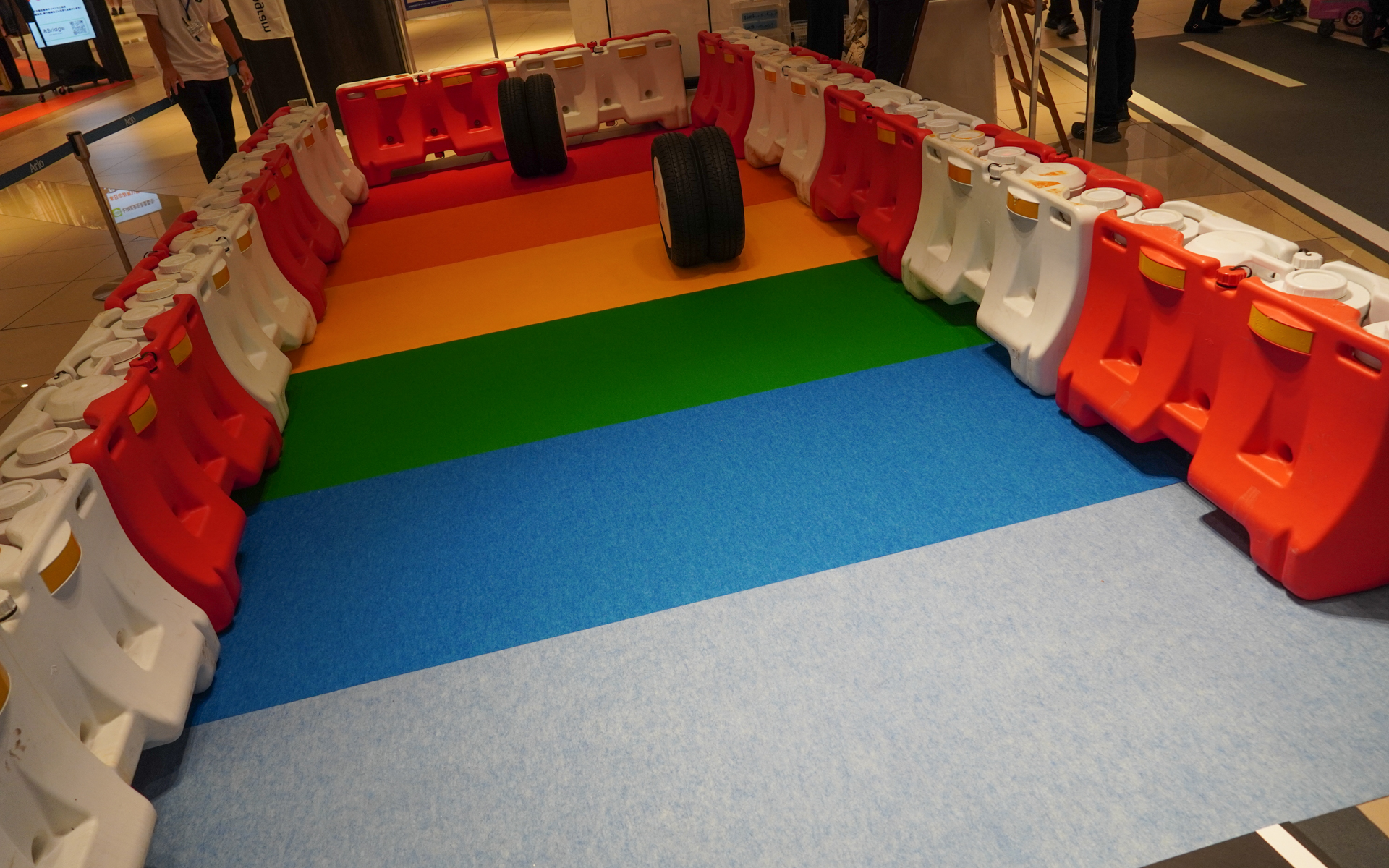 空気がしっかり入ったタイヤはより遠くまで転がる。転がすのは子供でも、そばで見ている保護者に空気圧の重要性を訴える