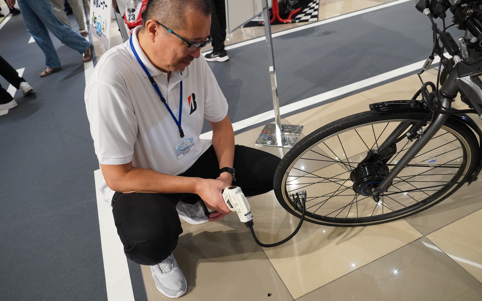 空気を入れてみて、どのくらいが適正かを実際に触ってもらって確認できた。一般的な自転車なら成人男性が親指で押して少しへこむ程度が目安