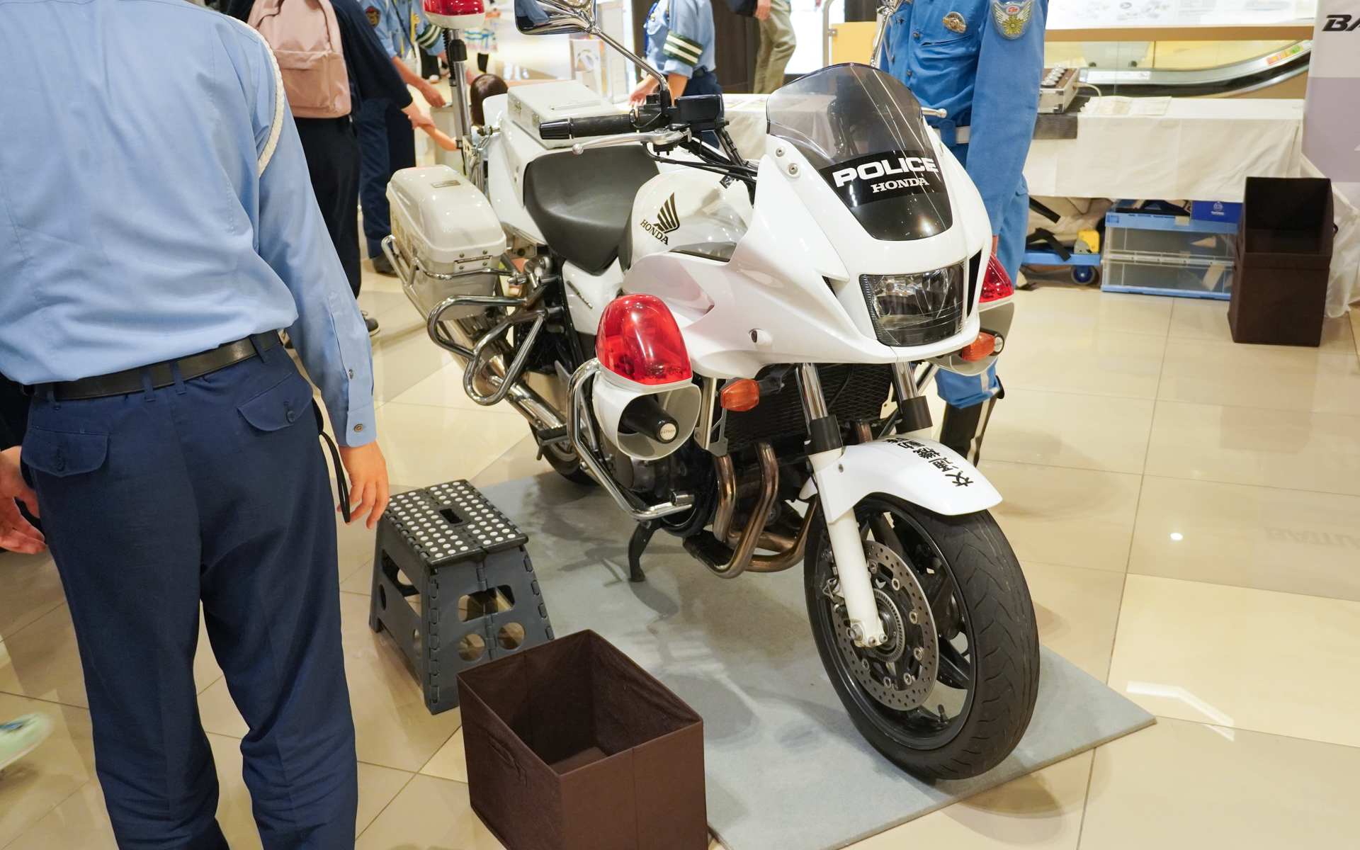 千葉県警の白バイに乗車ができ、記念撮影できる。子供用制服も用意される