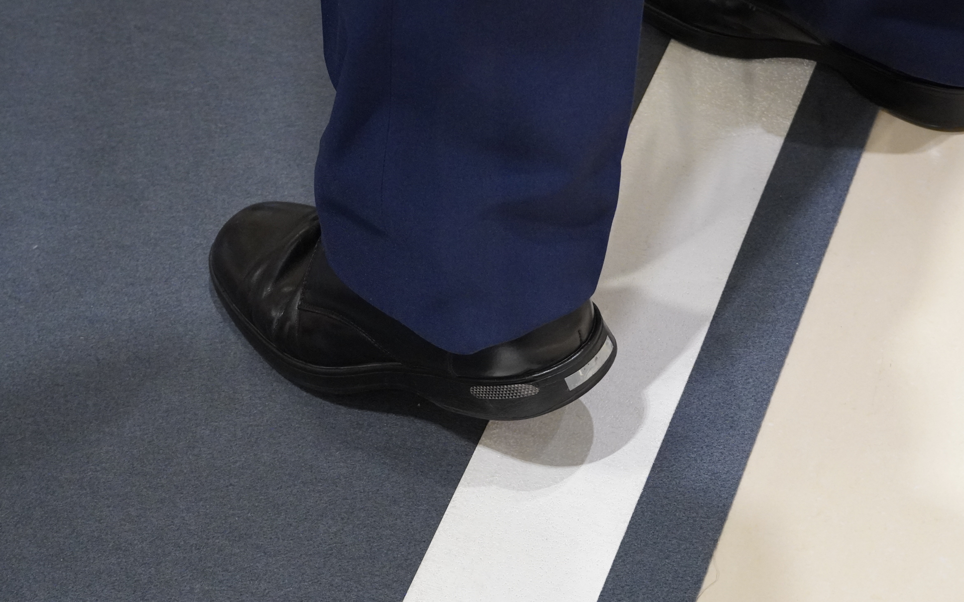 ちなみに警察官も安全のために反射板付きのシューズを履くという