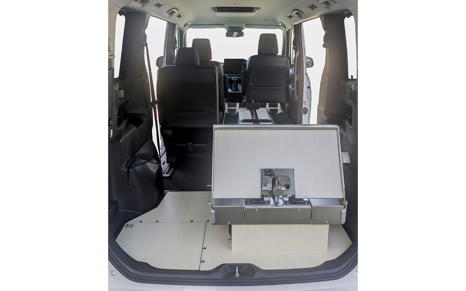 内装カラーは白木目と茶木目の2色から選択可能