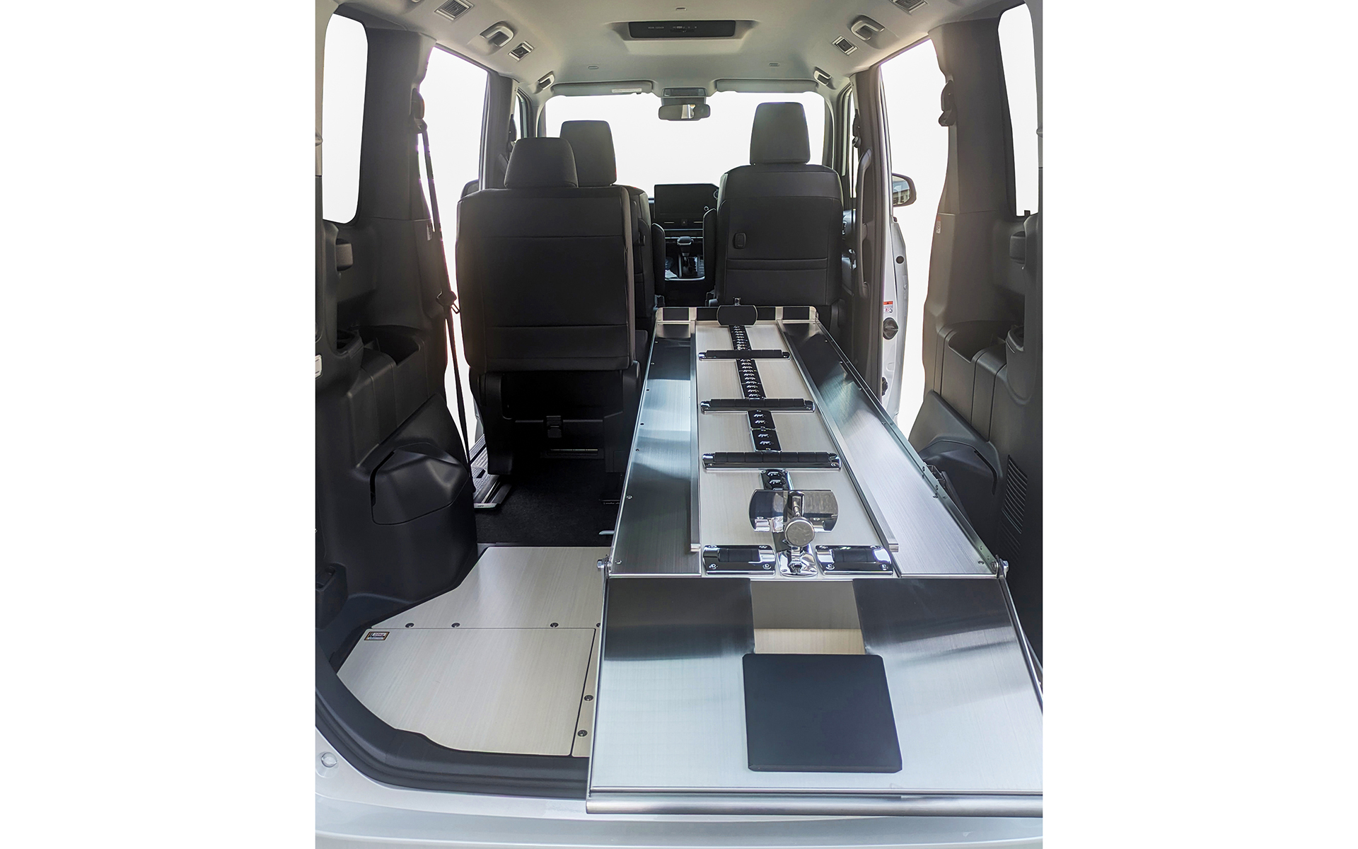 内装カラーは白木目と茶木目の2色から選択可能