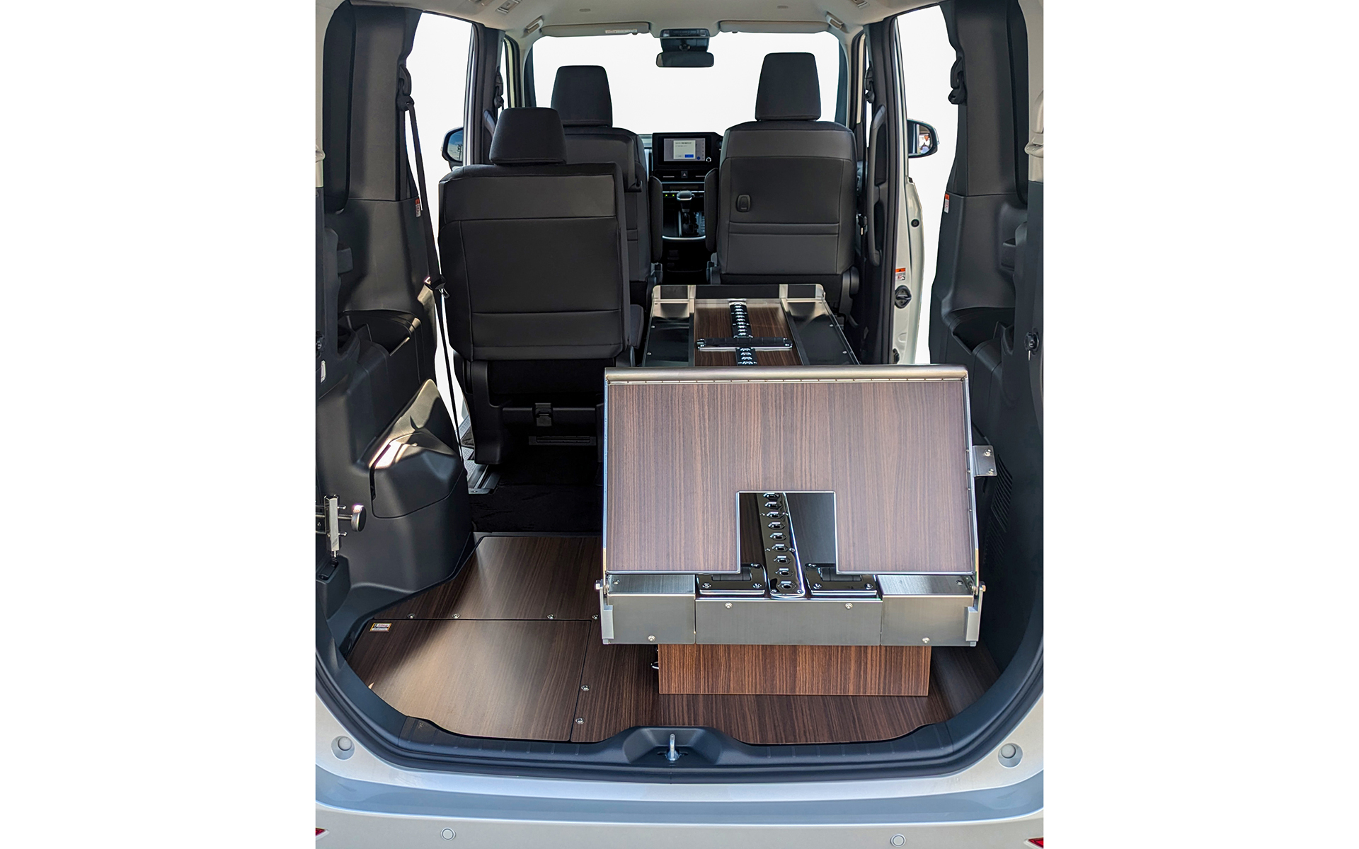 内装カラーは白木目と茶木目の2色から選択可能