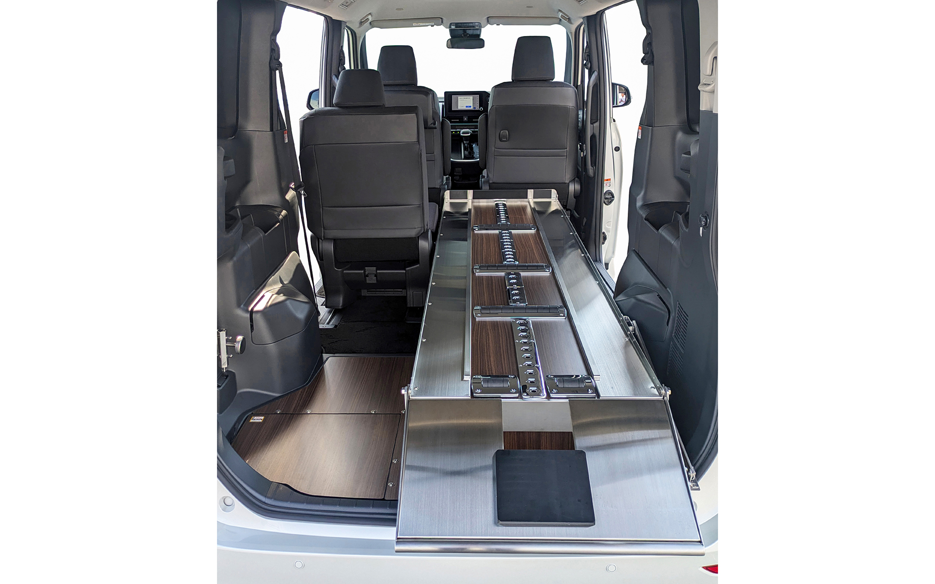 内装カラーは白木目と茶木目の2色から選択可能