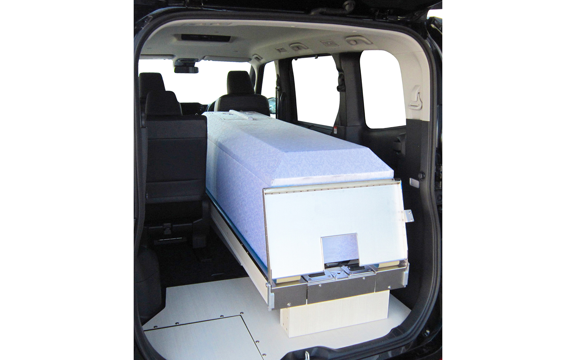 内装カラーは白木目と茶木目の2色から選択可能