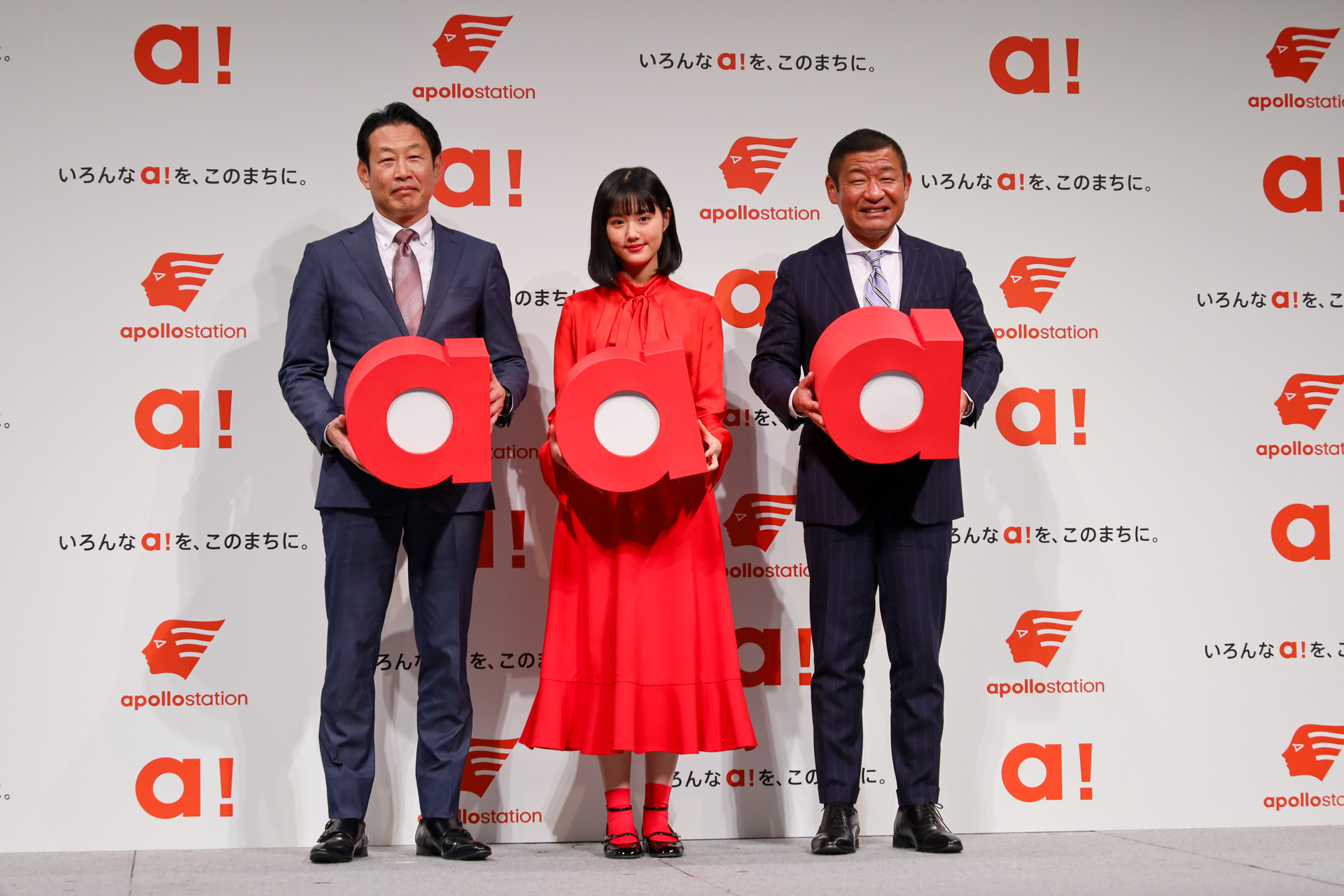 写真は左から、出光興産株式会社 販売部 YOROZU推進課長 松冨陽一氏、ゲストの原菜乃華さん、出光興産株式会社 上席執行役員 販売管掌（兼）販売部長 小久保欣正氏