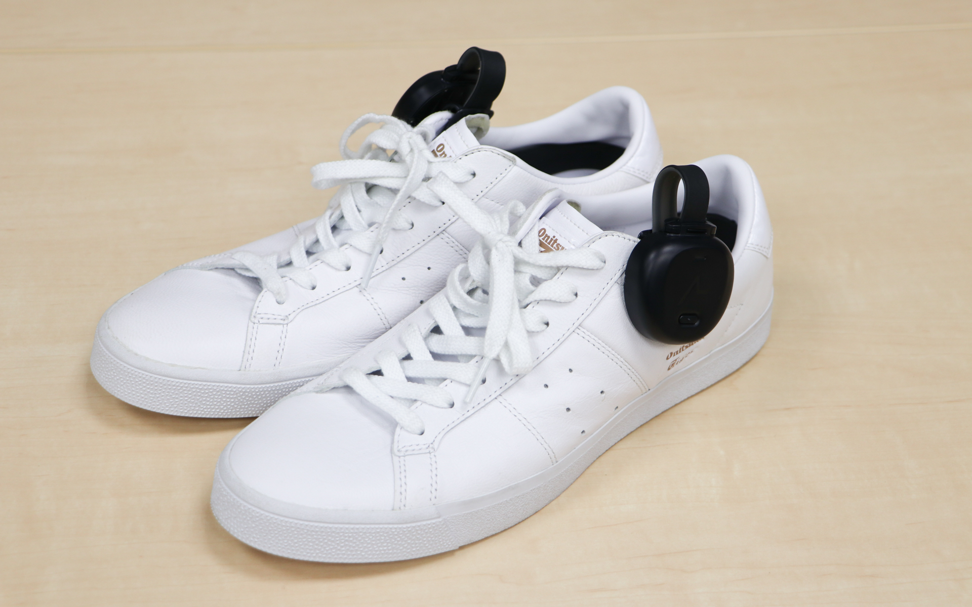 今回販売する新モデル装着状態。本体は丸くなり、足の甲ではなくサイドに配置