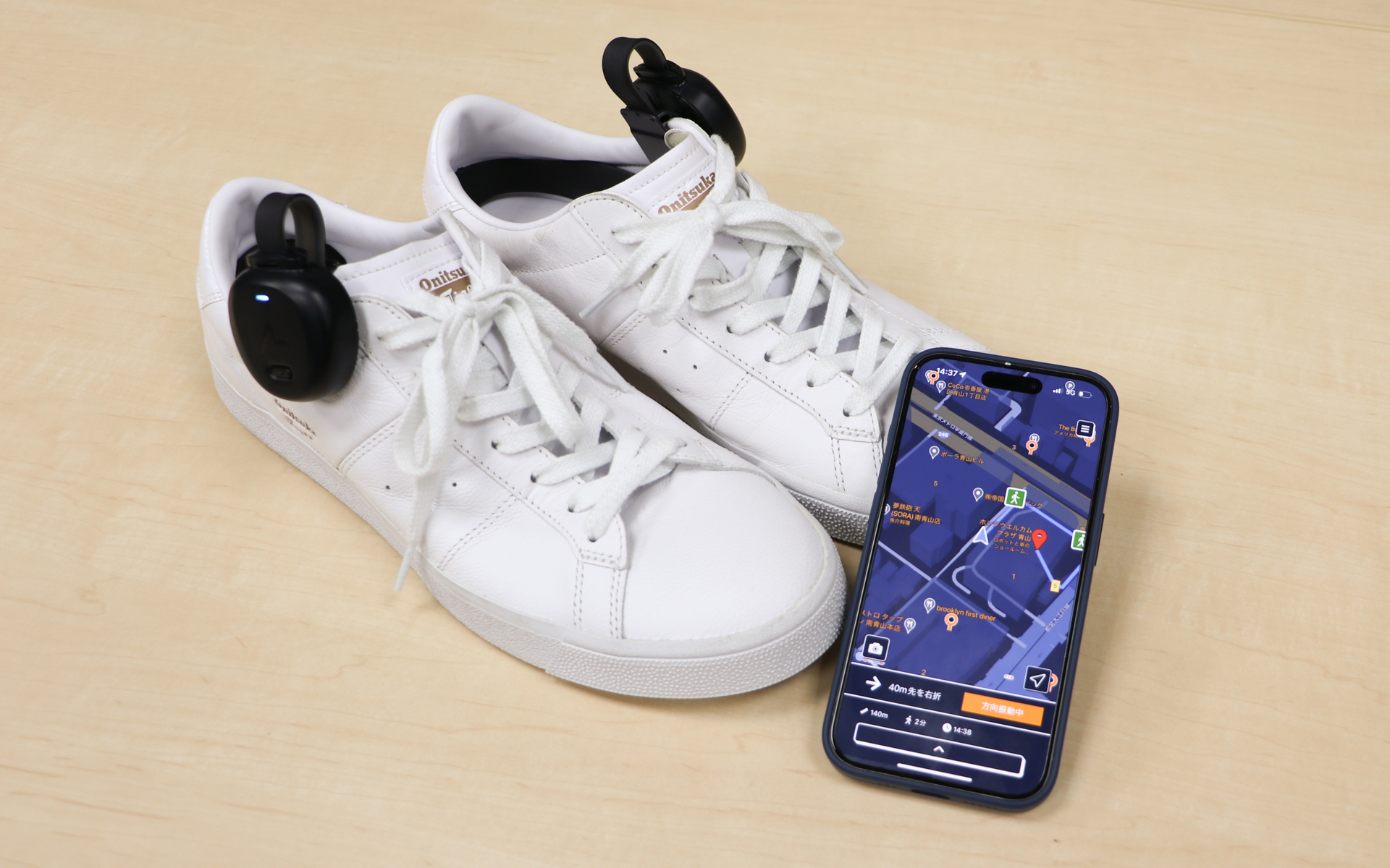 世界初となる靴装着型振動ナビゲーションデバイス「あしらせ」は、専用アプリと一緒に利用するシステム
