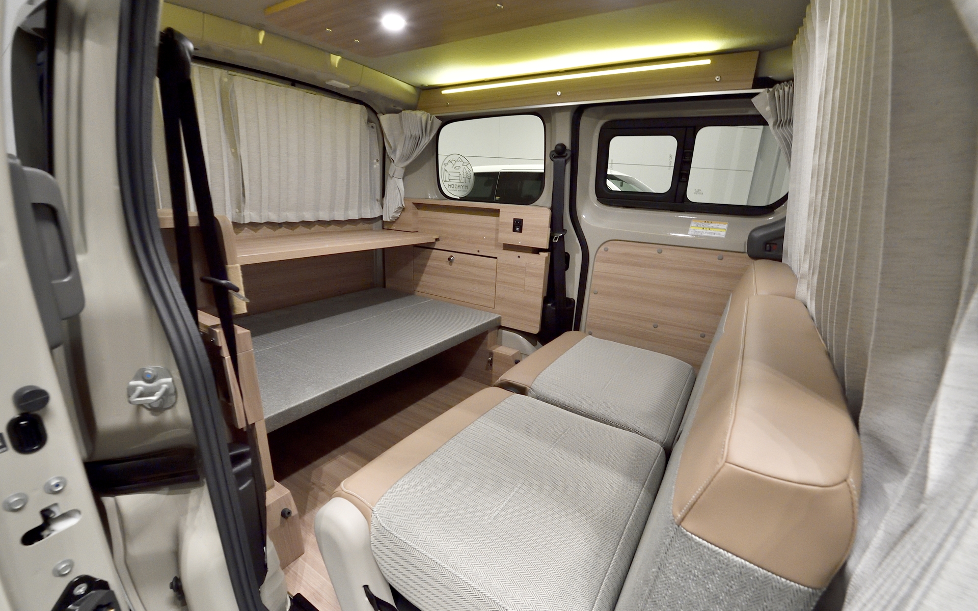 リビングルームモード（可動式テーブルは一番後ろの状態）