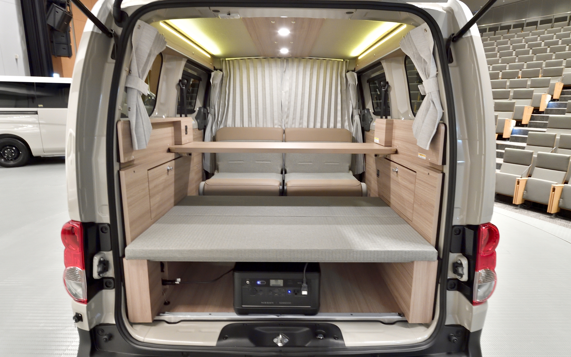 リビングルームモードでも可動式テーブルの位置によって雰囲気がガラッと変わる（写真は可動式テーブルが一番前の状態）