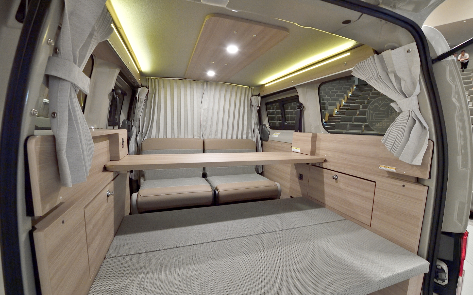 リビングルームモードでも可動式テーブルの位置によって雰囲気がガラッと変わる（写真は可動式テーブルが一番前の状態）