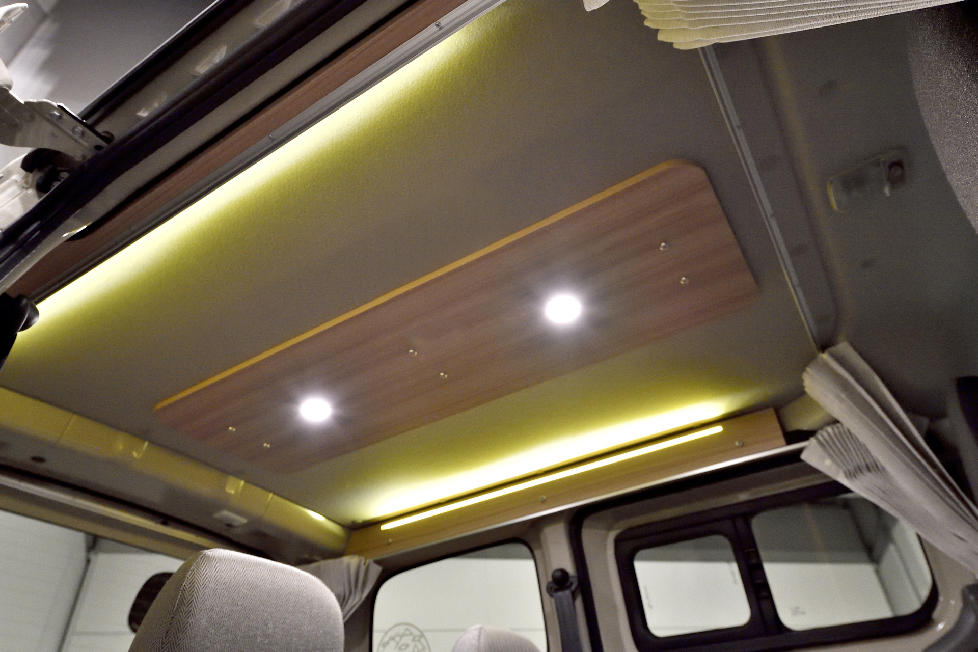 天井にはLEDランプが2個、LEDの間接照明も両サイドに入る