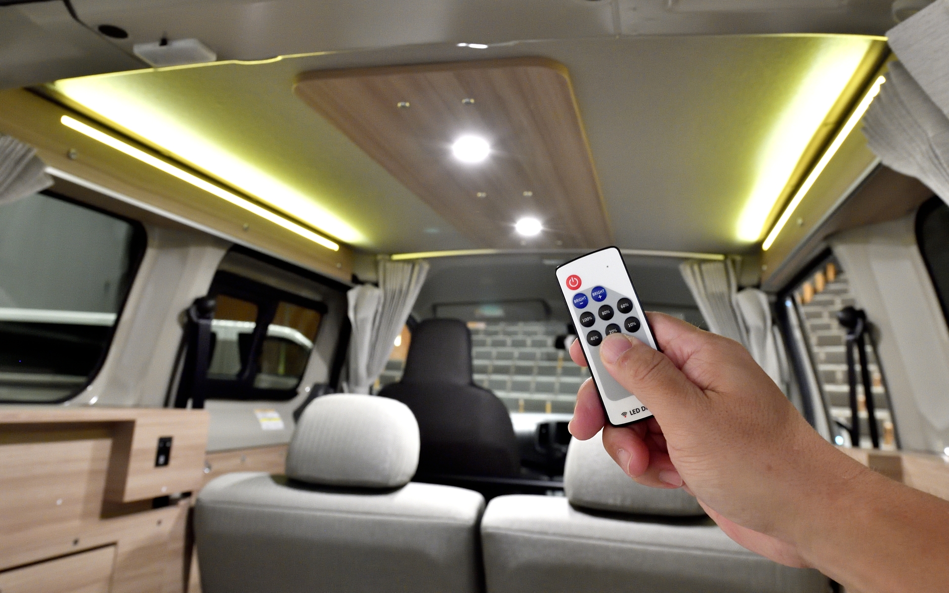 ライト類はリモコンでON/OFFと明るさ調整が可能