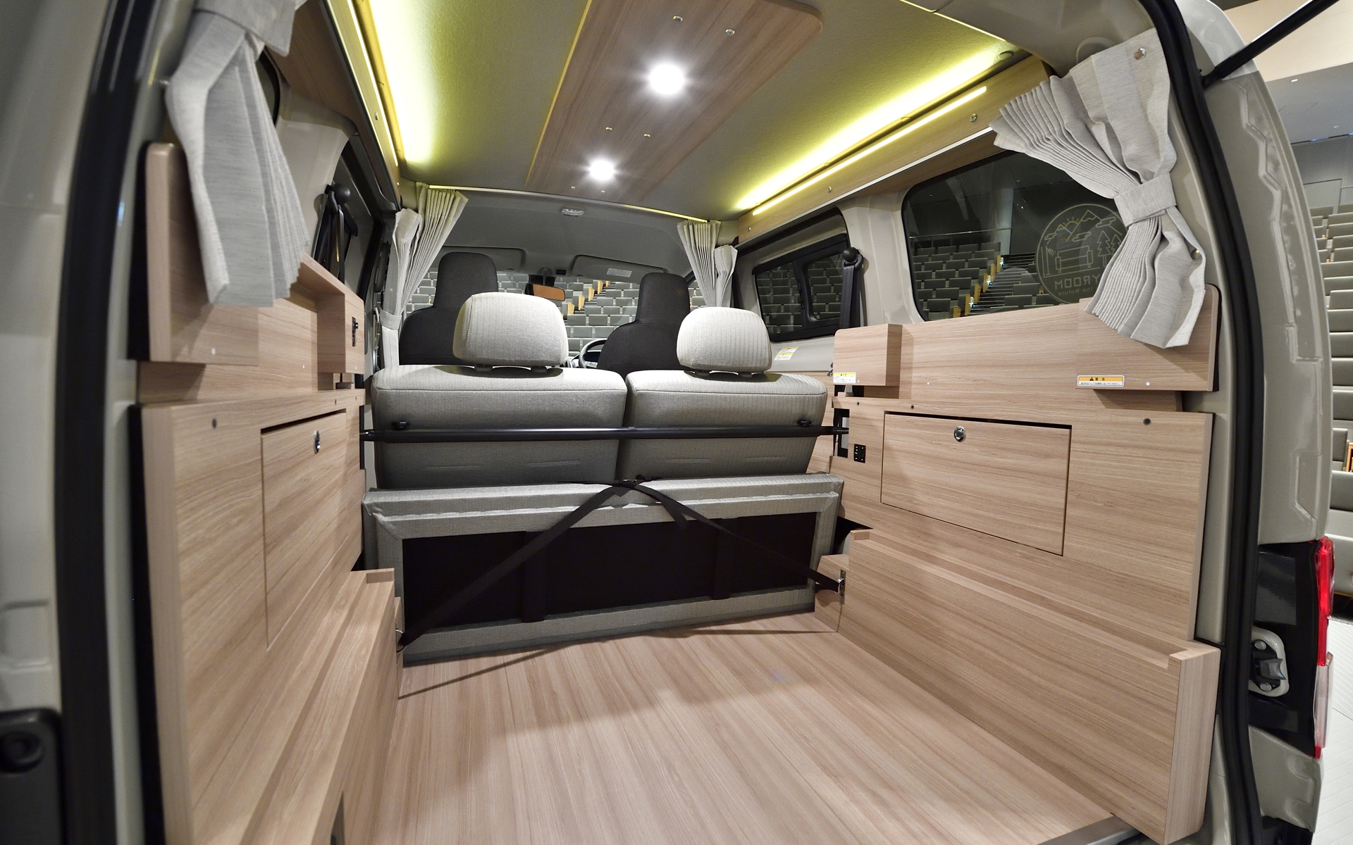 可動式テーブルやフロアは2列目シートの後ろにきちんと収まるように設計されている