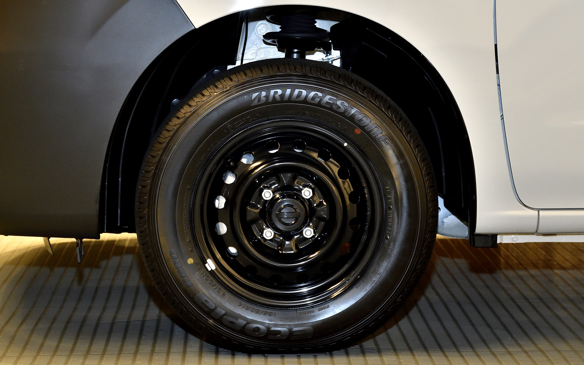 装着タイヤはブリヂストンの「エコピア R680」で、サイズは165/80R14