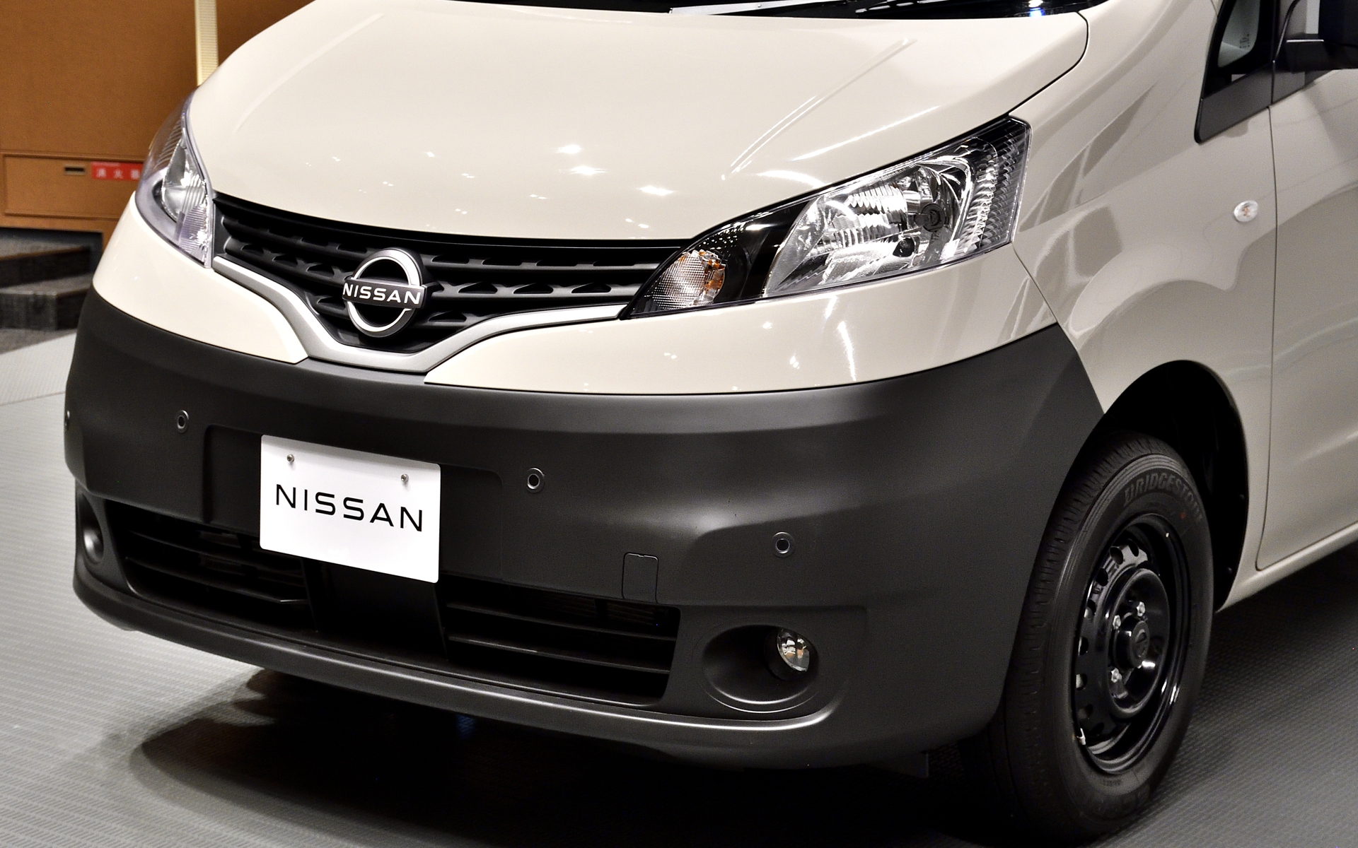 フロントグリルやドアハンドル、サイドミラー、ホイールをブラックで統一