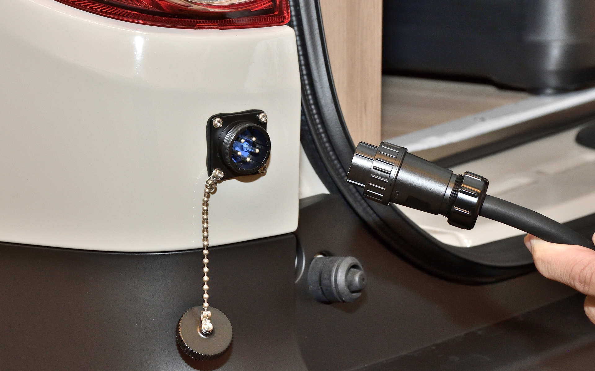 外部から給電できるポートを左後方に装備