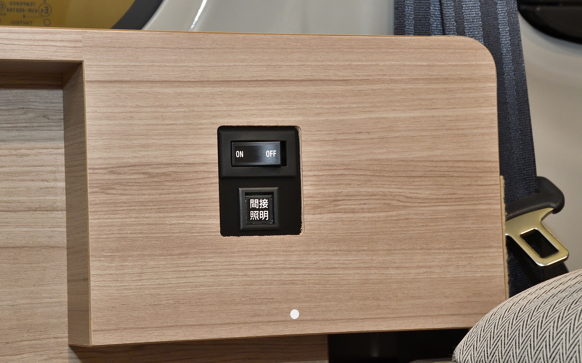 照明のスイッチはリモコンだけでなく手動スイッチも備える