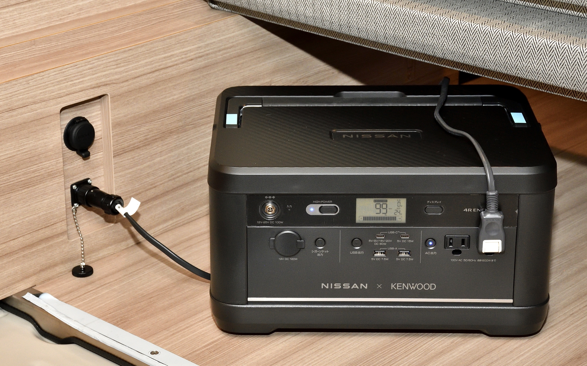 リーフのバッテリを再利用して製造しているポータブルバッテリも付属する