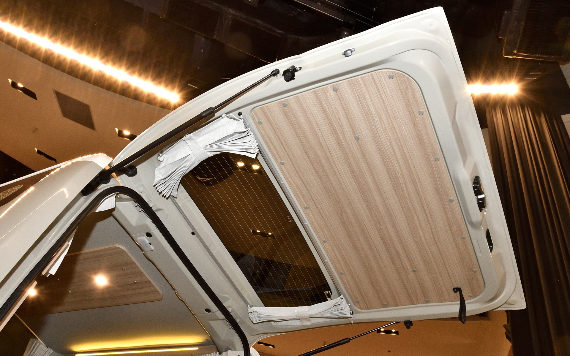 キャラバンに比べるとボディ全長が短いため、ドアの内張にも木目調を貼ることで、部屋感を向上させたという