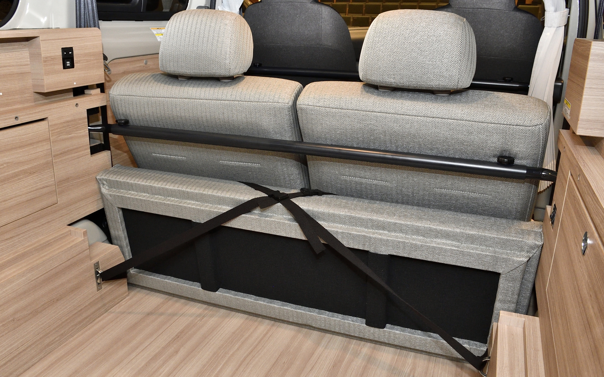 通常は運転席の後に取り付けるバーを2列目シートの後にも取り付けできるようになっている