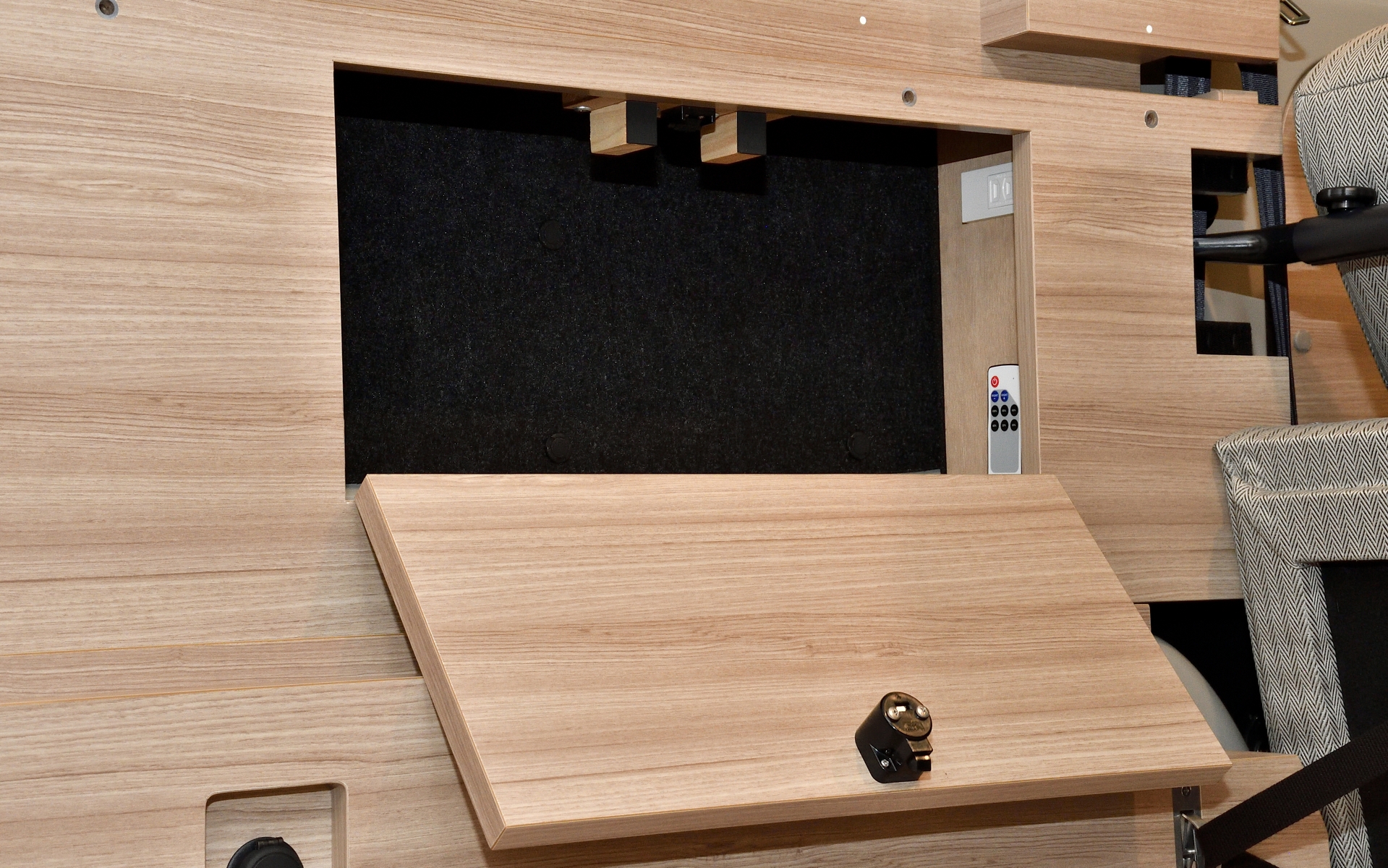 ラゲッジスペースの両サイドには収納スペースを確保。2列目シートをソファーモードにする際、外したヘッドレストを収納できるほか、照明のリモコンの収納場所でもある。左右どちらもAC100V電源を備えている。