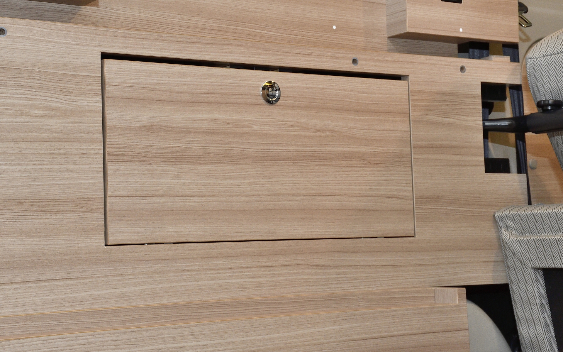 ラゲッジスペースの両サイドには収納スペースを確保。2列目シートをソファーモードにする際、外したヘッドレストを収納できるほか、照明のリモコンの収納場所でもある。左右どちらもAC100V電源を備えている。