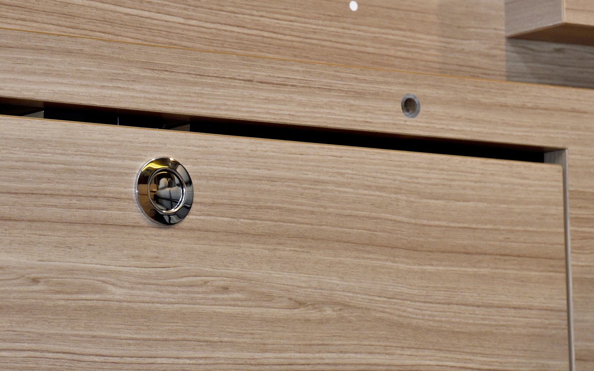 収納スペースの引き戸の隙間は、中のAC100Vコンセントからスマホや電子デバイスを充電する際にコードが通せるようにと配慮した隙間