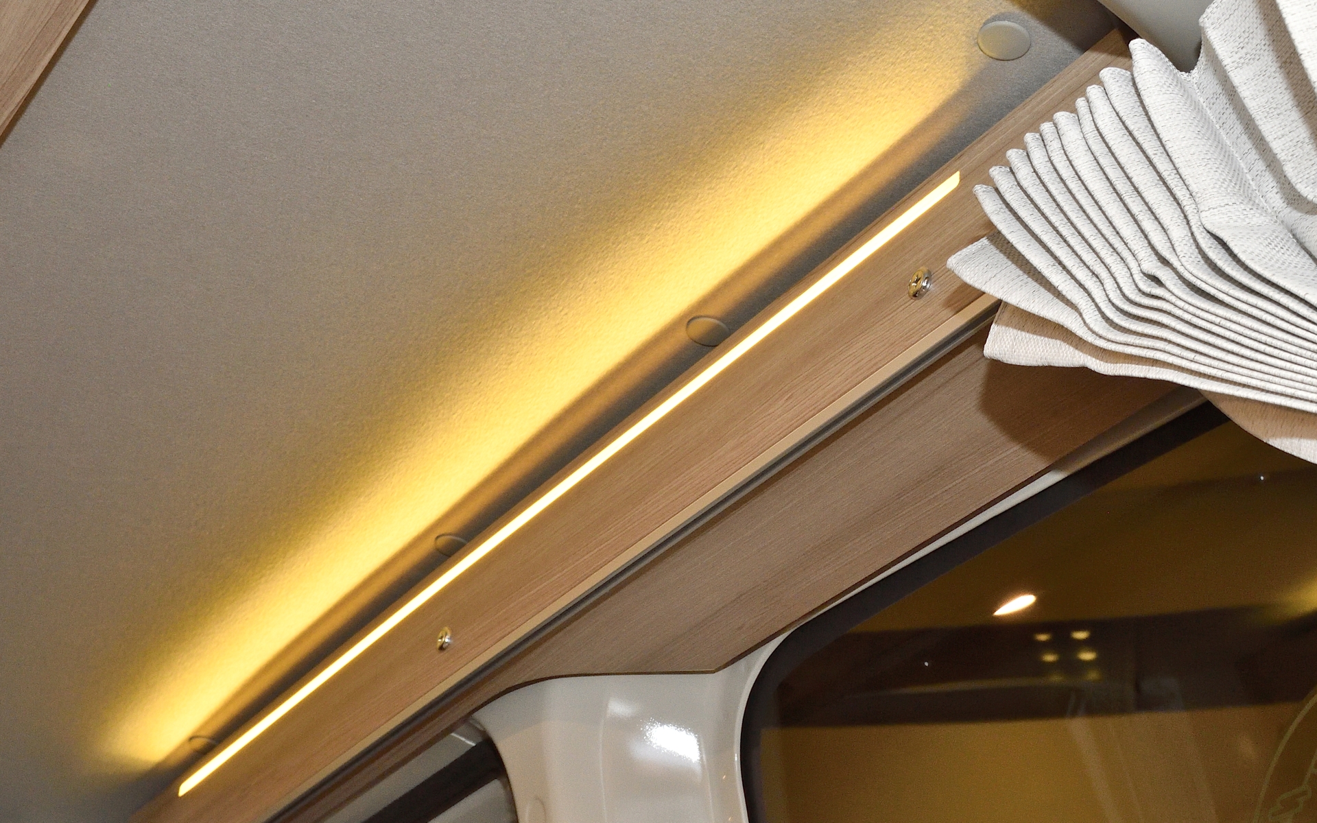 LEDのツブツブ感が出ない工夫を施したという