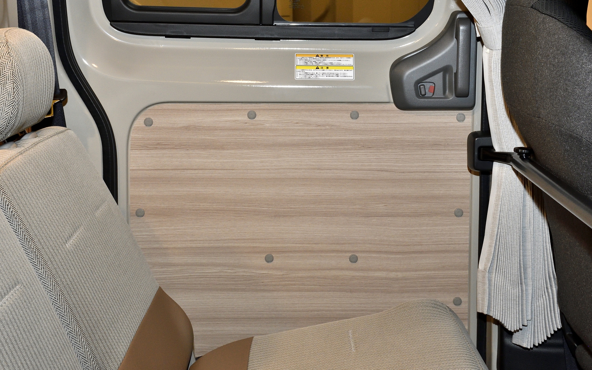 キャラバンに比べるとボディ全長が短いため、ドアの内張にも木目調を貼ることで、部屋感を向上させたという