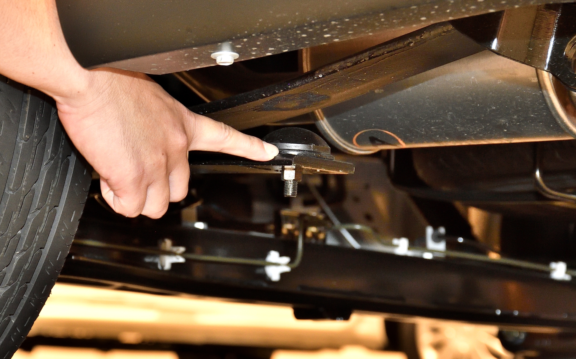 下側にあるのが追加した板バネで、2枚の板バネとゴムを使うことで乗り心地をよくしている