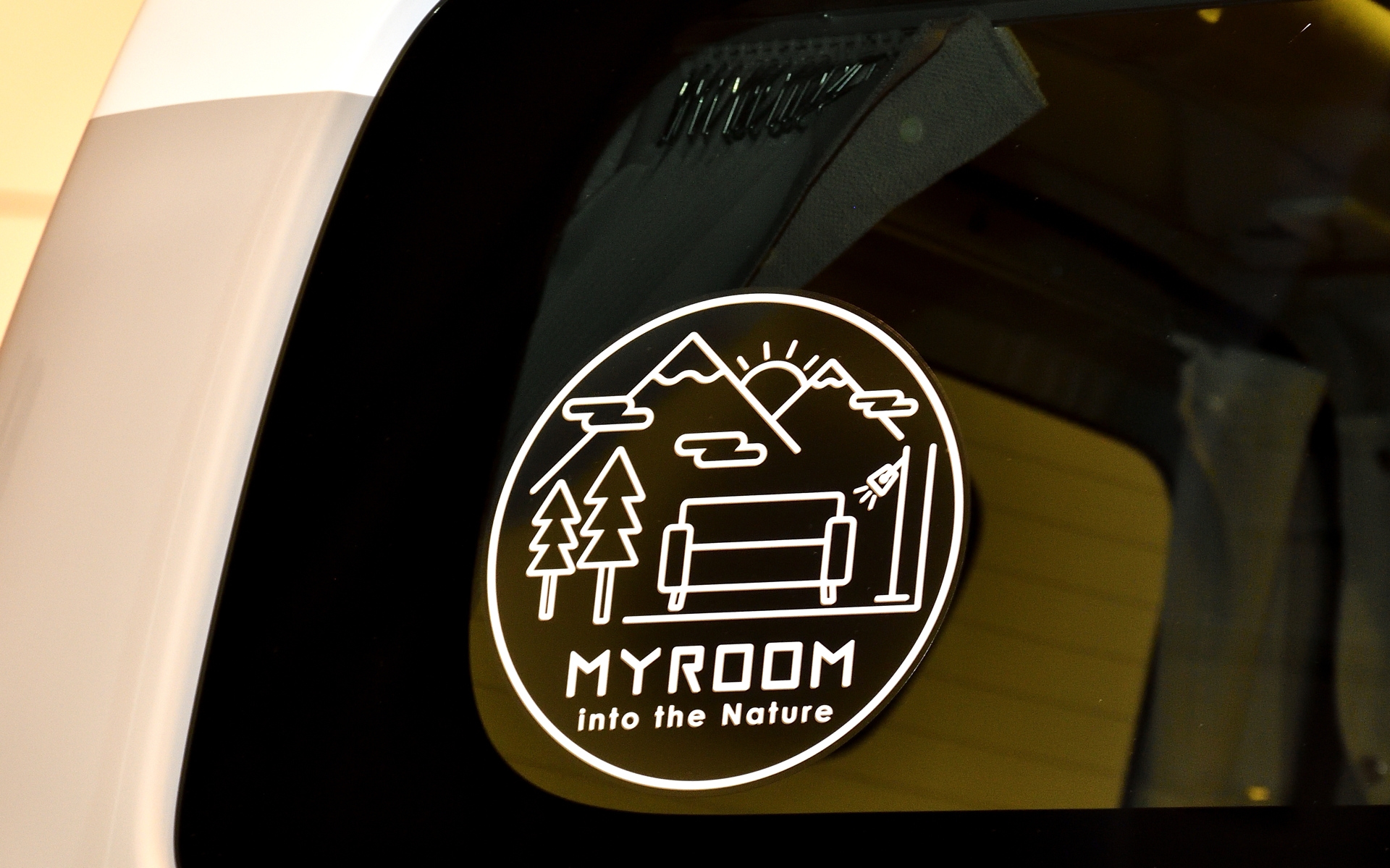 リアサイドガラスとバックドアガラスの「MYROOM」ステッカーはディーラーオプションとなる