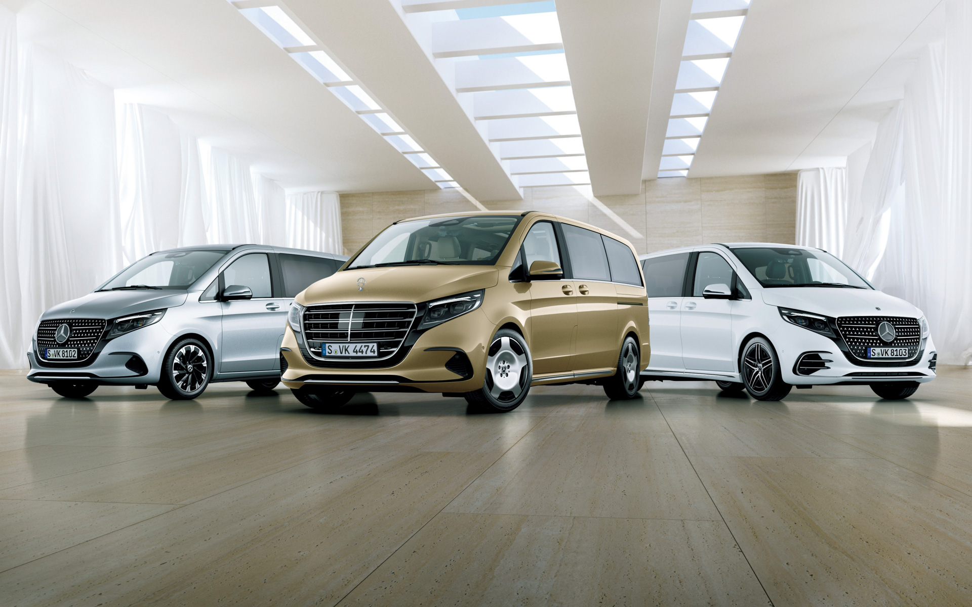 V 220 d long（左）、V 220 d EXCLUSIVE long Platinum Suite（中央）、V 220 d long（右）