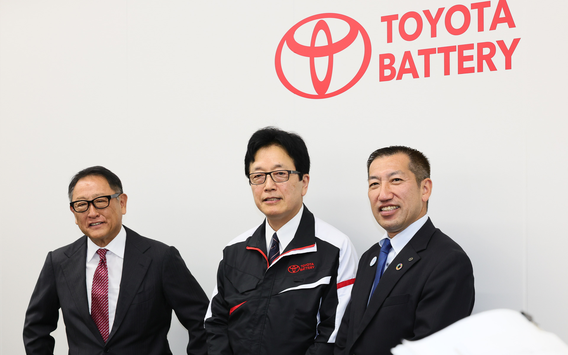 トヨタバッテリー出発式であいさつを行なった、トヨタ自動車 豊田章男会長（左）、トヨタバッテリー 岡田政道社長（中）、影山剛士 湖西市長（右）