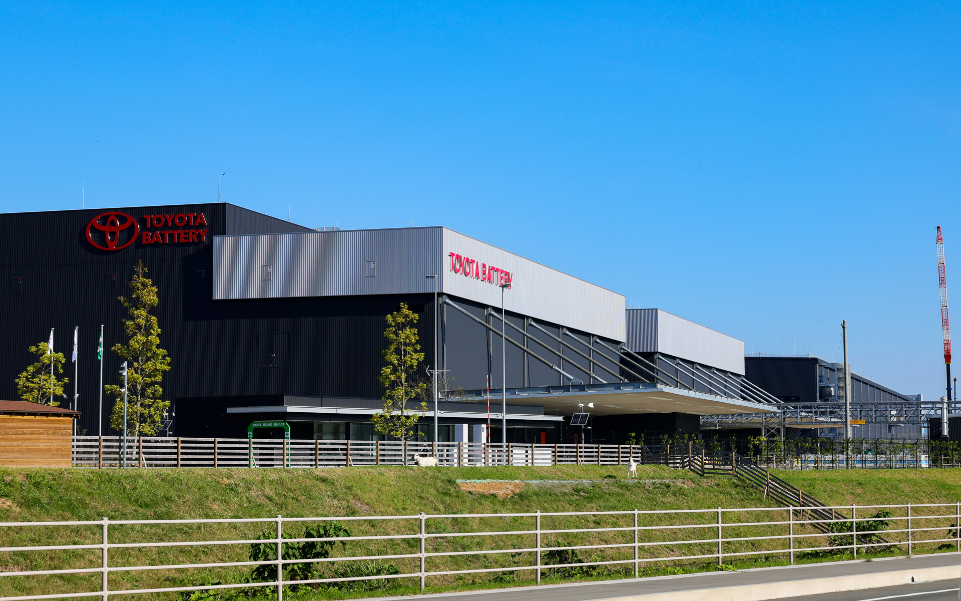 湖西市のバッテリーパークに位置するトヨタバッテリー。新幹線からも見ることができる