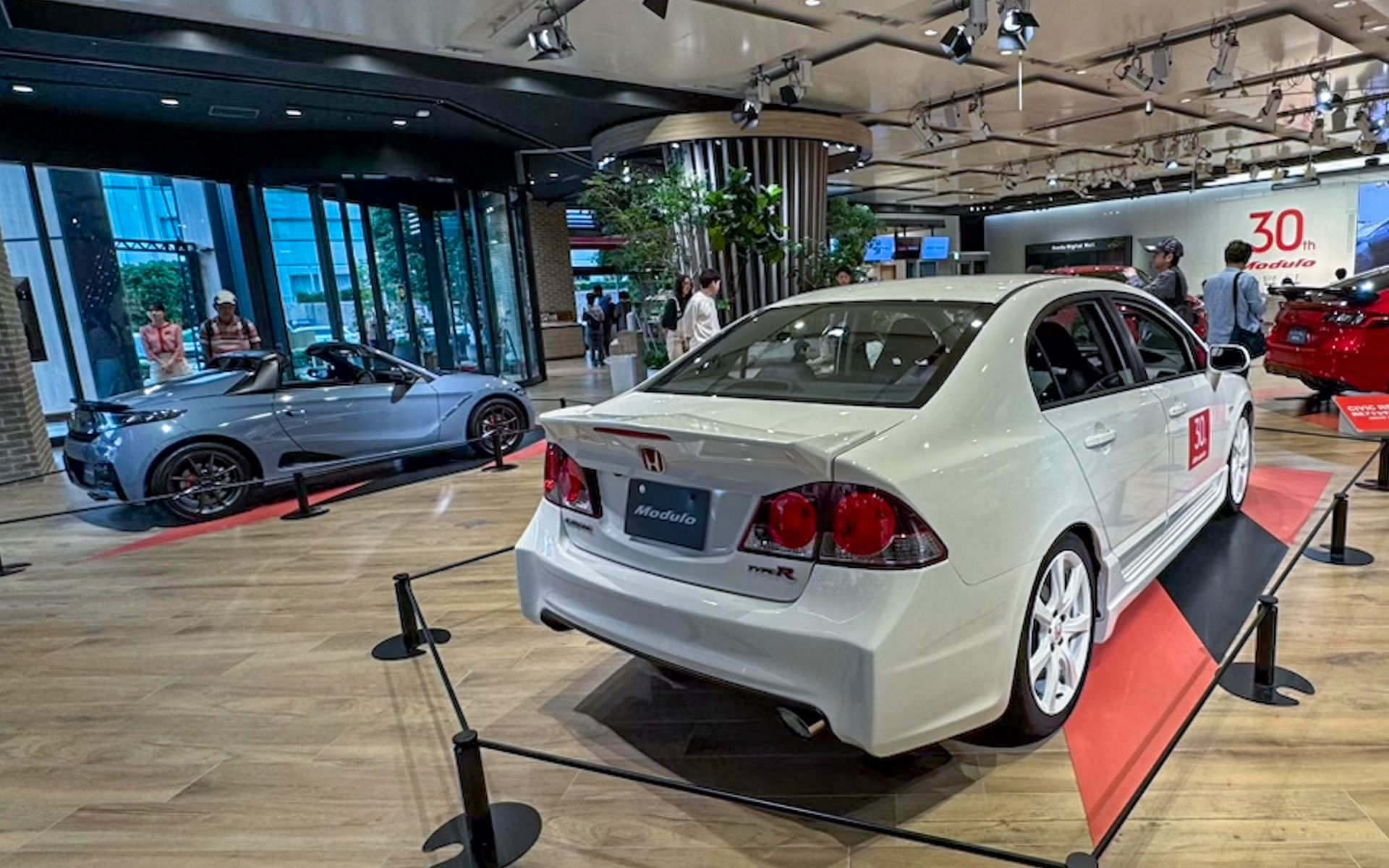 2008年に登場したSports Modulo CIVIC TYPE R（FD2）は、なかなか当時のままの姿で残っている車両がないので、とても貴重な1台。さりげなくついているリアゲートスポイラーや、リアフェンダーの形状などもすごく斬新なんですよね