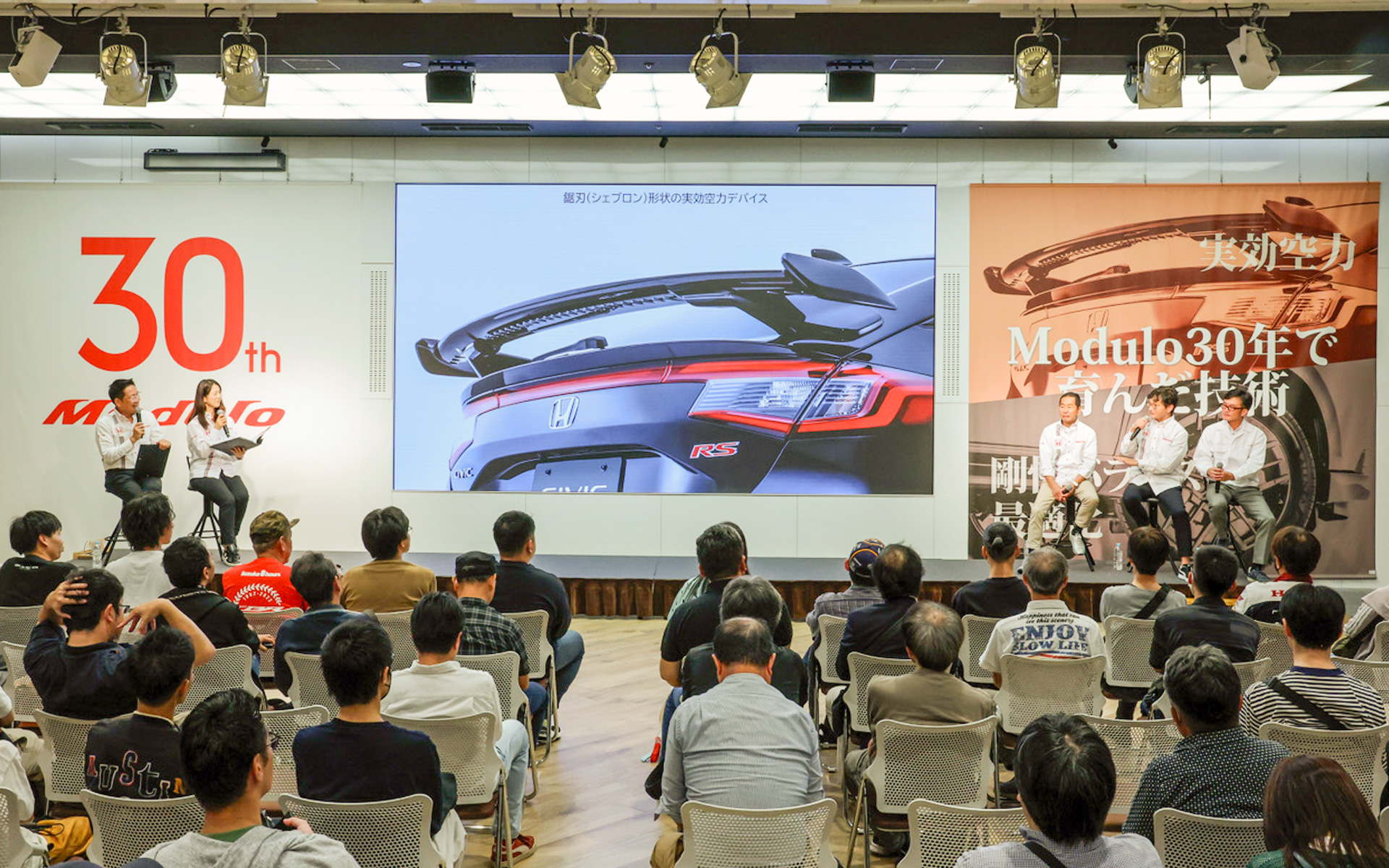 トークショーは、右から山崎純平さん、福田正剛さん、土屋圭市さん、まるも亜希子、ピエール北川さんの5人でぶっちゃけトークが炸裂。たくさんのお客さまに来ていただいて、感謝です