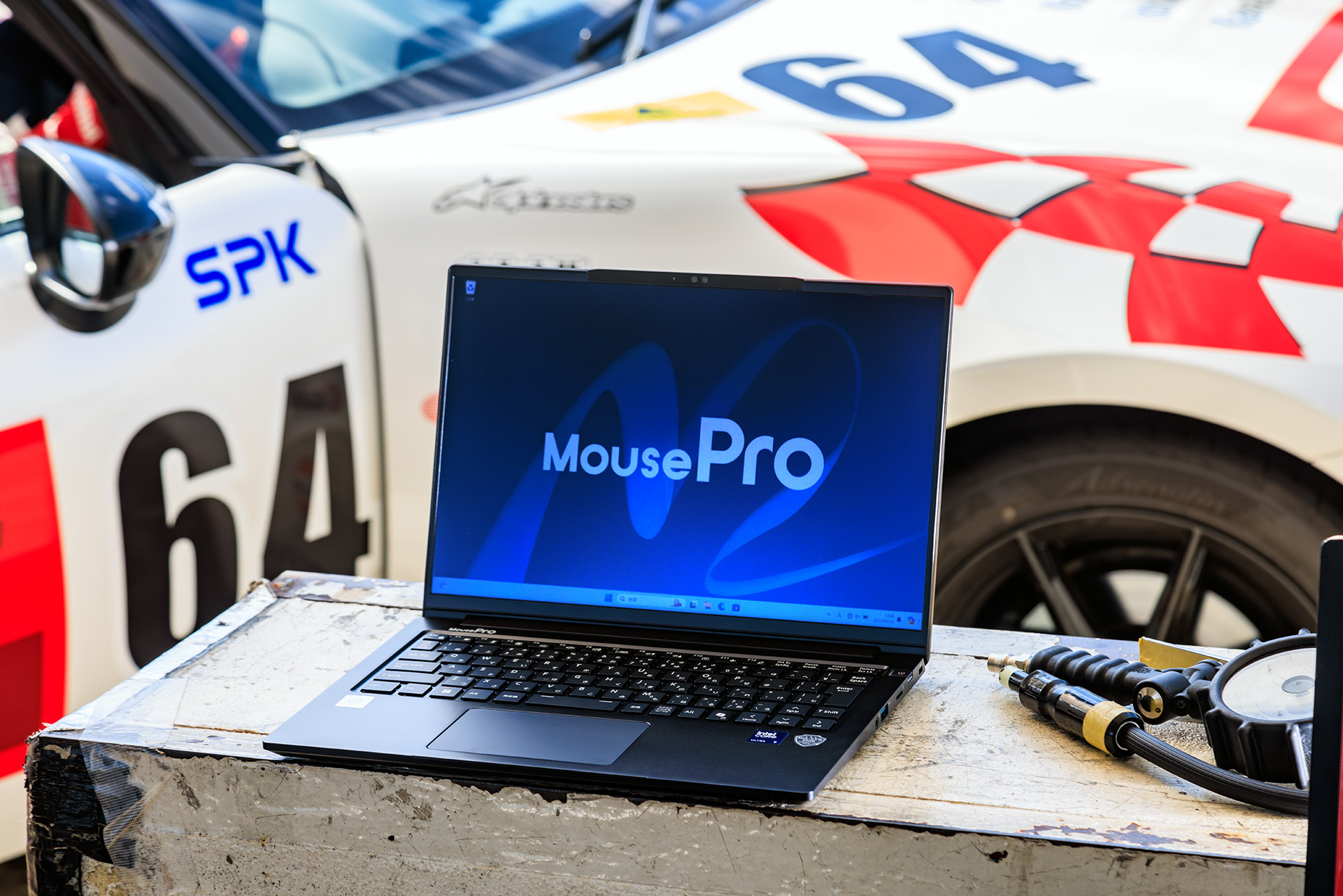 耐久レースをともに戦った「<a href="https://www.mouse-jp.co.jp/store/g/gmpro-g4i7u01bkdbaw101dec/?adid=pa_carwt_2410_car_mpro&utm_source=carwt&utm_medium=content-text&utm_campaign=2410_car_mpro&utm_content=pr" class="n" target="_blank">MousePro G4-I7U01BK-D</a>」。マウスコンピューターのWeb販売価格は20万9880円～