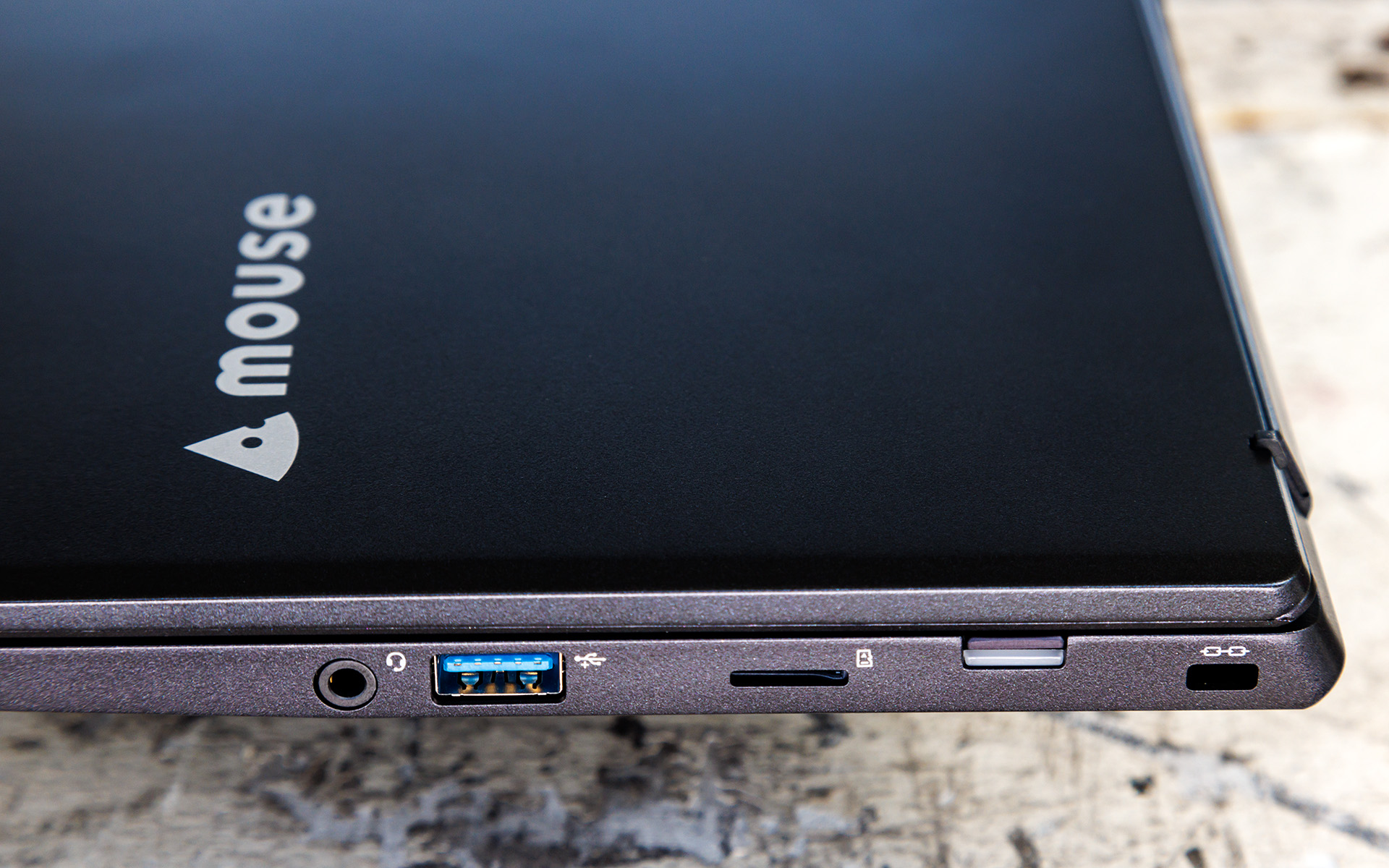 ワンメイクレースでは使うことはなかったが、ノートPCでクルマのセッティングをするようなレースの場合、汎用性の高いUSB Type-A端子が左右に付いていることは強み