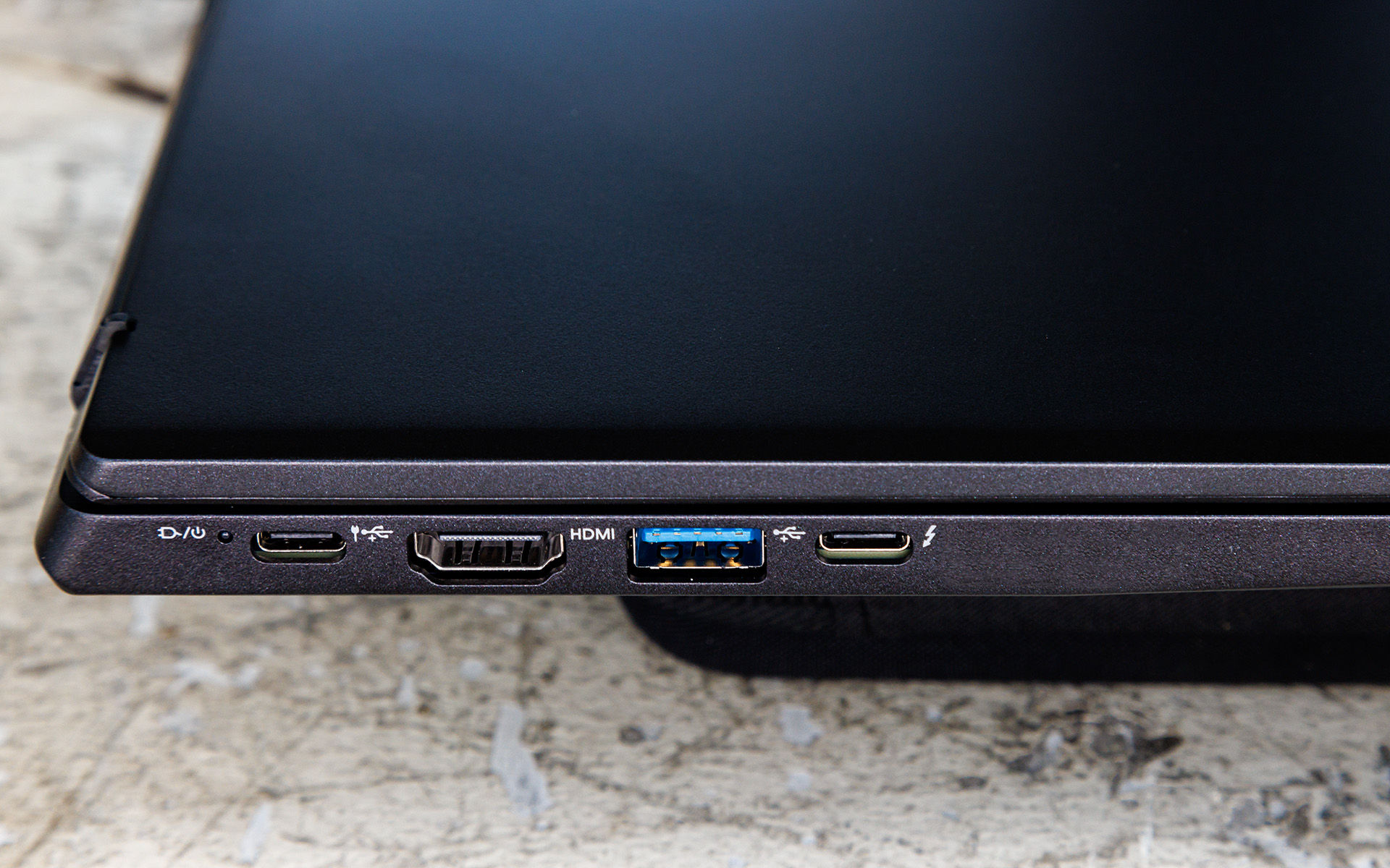 Type-C端子を2基装備。電源にも使えるのと、Thunderbolt 4対応で高解像度モニターと1本で接続も可能。HDMI端子も搭載してさまざまなTVなどに投影できる汎用性の高さも魅力