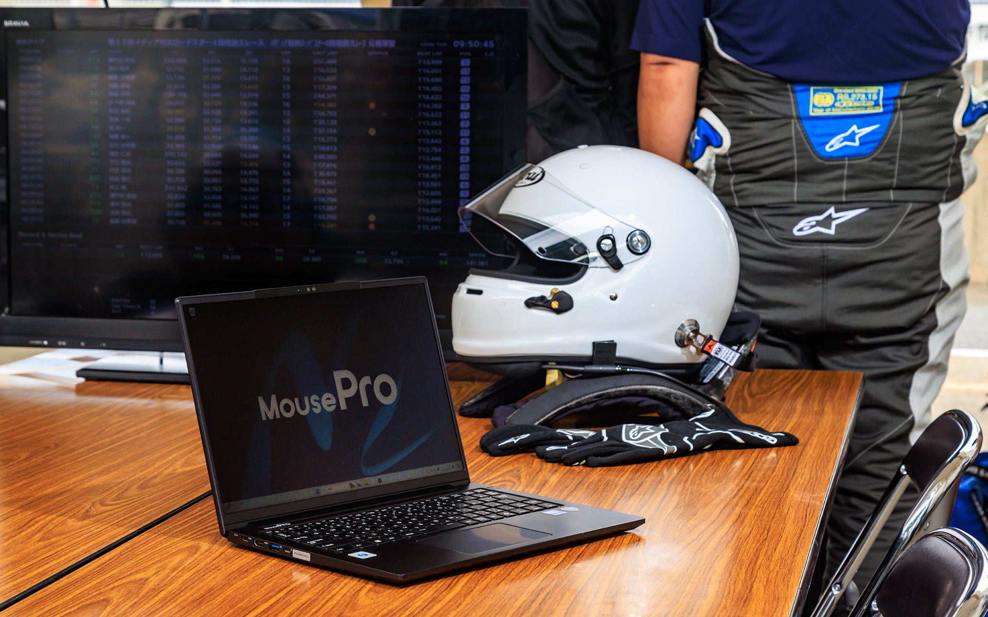 ピットでは5人のドライバーのヘルメットをはじめ装備をたくさん置くだけでなく、スタッフの待機もあって出入りは激しく、コードレスで使い続けられる<a href="https://www.mouse-jp.co.jp/store/g/gmpro-g4i7u01bkdbaw101dec/?adid=pa_carwt_2410_car_mpro&utm_source=carwt&utm_medium=content-text&utm_campaign=2410_car_mpro&utm_content=pr" class="n" target="_blank">MousePro G4-I7U01BK-D</a>はメリット大。約969gという軽量さで、アイドル時は約20.5時間のバッテリ駆動時間を実現しているのはありがたい